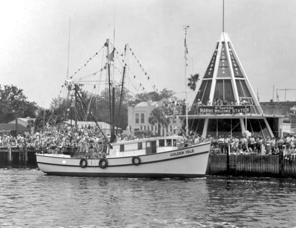 Barco Camaronero Fernandina "isla dorada" durante el Festival (crédito de la foto: Florida Memory image con fecha de 1972)